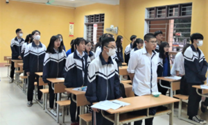 Học sinh THPT đi học trở lại: Đo thân nhiệt trước cổng trường, chào cờ đầu tuần trong lớp