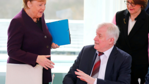 Video: Lo Covid-19, Bộ trưởng Nội vụ từ chối bắt tay Thủ tướng Đức 