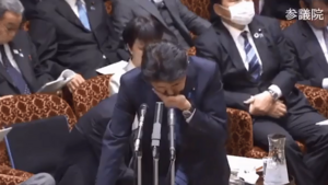 Thủ tướng Nhật Bản ho nhiều lần khi họp Quốc hội