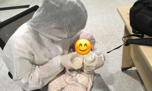 Xót xa hình ảnh em bé 'một mình' bay từ Hàn Quốc về Việt Nam tránh dịch