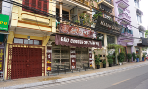 Ảnh: Hàng quán xung quanh phố Trúc Bạch 'cửa đóng then cài'