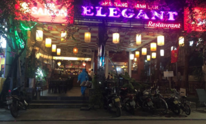 Ảnh: Phun khử trùng khách sạn, khu phố nơi bệnh nhân Covid-19 thứ 30 từng lưu trú