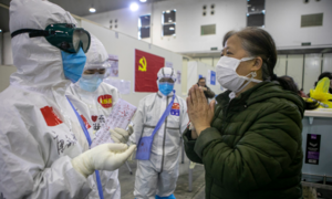 Bệnh nhân Trung Quốc khỏi Covid-19, rơi nước mắt cảm tạ bác sỹ 