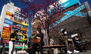 Chính trị gia Nhật Bản xin lỗi vì bán đấu giá khẩu trang trên mạng