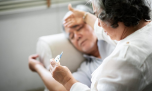 7 việc cần làm khi có hiểu hiện sốt, ho, đau họng, khó thở