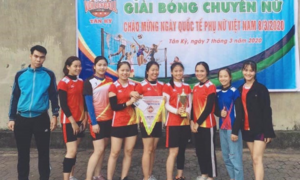 Đang trong thời gian cách ly phòng Covid-19, cô gái vẫn thi đấu bóng chuyền