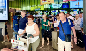 Nhiều khách Tây đến sân bay Tân Sơn Nhất không đeo khẩu trang