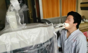 Robot Trung Quốc thay y tá lẫy mẫu bệnh phẩm