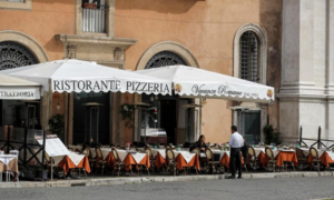 Du khách tháo chạy khỏi ổ dịch hơn 10.000 ca nhiễm Covid-19 