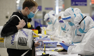 Lãnh đạo y tế Bắc Kinh khuyên dân TQ có triệu chứng nCoV chữa tại chỗ, đừng về nước 