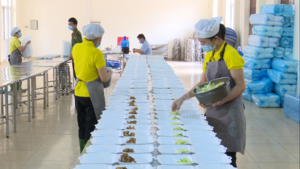 Video: Suất ăn phục vụ người cách ly phòng dịch Covid-19 được chuẩn bị thế nào?