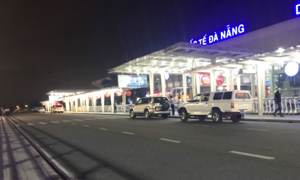 4 du khách Anh đang cách ly được xe biển xanh đưa vào sân bay Đà Nẵng ra Hà Nội