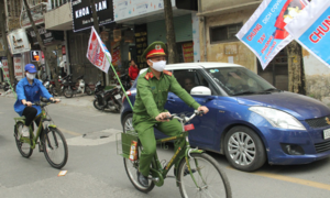 Công an Hà Nội đạp xe, mở 'Ghen Cô Vy' tuyên truyền chống dịch gây sốt cộng đồng mạng