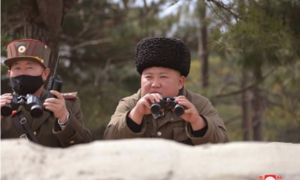 Toàn bộ phụ tá mang khẩu trang xem tập trận, ông Kim Jong-un thì không