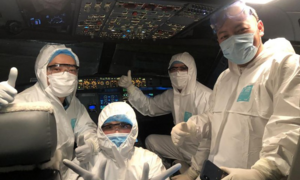 Phi công Vietnam Airlines phải mặc đồ bảo hộ chống dịch khi bay quốc tế 