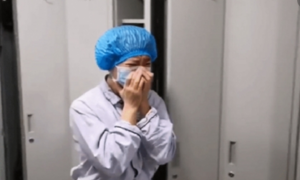 Video: Y tá bật khóc khi bệnh nhân Covid-19 được xuất viện cúi đầu chào