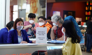 ACV phát khẩu trang miễn phí cho hành khách đến sân bay