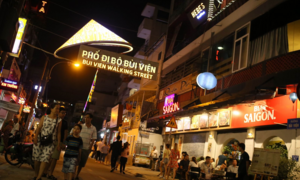 Người nước ngoài ở phố Bùi Viện nghi nhiễm virus corona tự đến khám bệnh