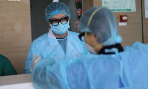 Hai bệnh nhân mắc Covid-19 chuyển biến xấu, phải thở máy