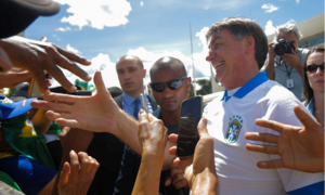 Phớt lờ cách ly, Tổng thống Brazil xuống đường bắt tay, chụp ảnh với dân