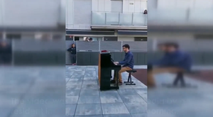 Video: Âm nhạc vang lên khắp Tây Ban Nha động viên người dân trong đợt phong toả