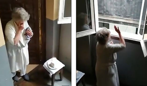 Covid-19: Bà cụ 80 tuổi sống một mình nhận lời chúc mừng sinh nhật 'từ xa'