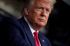 Ông Trump gọi mình là 'Tổng thống thời chiến', sử dụng quyền đặc biệt chống Covid-19