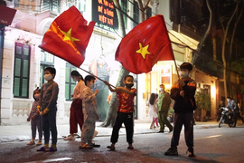 Dân phố Trúc Bạch vui như Tết khi được gỡ bỏ lệnh cách ly