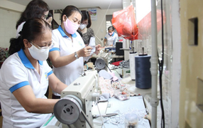 Phụ nữ Đà Nẵng may khẩu trang phát miễn phí cho dân