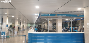  Sân bay Tân Sơn Nhất vắng ngắt sau khi dừng cấp thị thực cho người nước ngoài