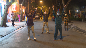 Cán bộ phường Trúc Bạch nhảy 'Ghen Cô Vy' chúc mừng người dân hết cách ly