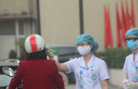 2 điều dưỡng mắc Covid-19, BV Bạch Mai kiểm soát người ra vào