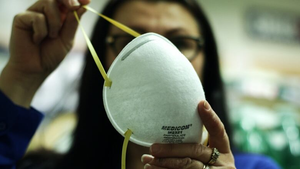 Thiếu vật tư y tế, bệnh viện ở Mỹ khử khuẩn, tái sử dụng khẩu trang N95