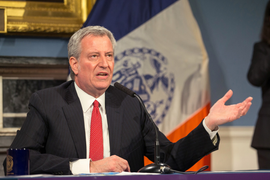 Dịch Covid-19 lây lan mạnh, Thị trưởng New York đổ lỗi cho Tổng thống Trump