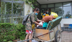 Video: Sinh viên dọn đồ khỏi ký túc xá làm khu cách ly chống Covid-19