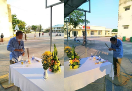 Xúc động hình ảnh người đàn ông viếng cha từ khu cách ly