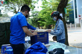 Covid-19: Tổng thống Putin làm việc từ xa thêm một tuần