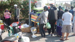 Chủ tịch UBND TP.HCM yêu cầu không tụ tập trước khu cách ly ĐH Quốc gia