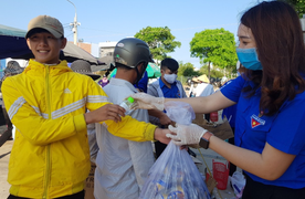 Ảnh: Dân Quảng Nam từ già tới trẻ mang rác đổi nước rửa tay phòng Covid-19