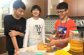 Nam sinh lớp 7 bán bánh góp tiền mua khẩu trang tặng bác sĩ chống Covid-19