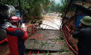 Mưa đá, dông lốc quật đổ cầu treo ở Lào Cai, 1 người thiệt mạng