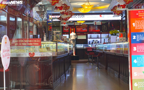 'Phố vàng' Hà Nội vắng vẻ, cố 'níu' khách trước khi đóng cửa