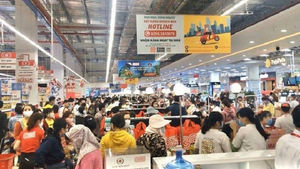 Covid-19 hoành hành, dân Quảng Ngãi vẫn chen chúc trong siêu thị mới khai trương