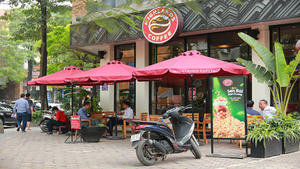 Phớt lờ lệnh cấm, nhiều hàng quán ở Hà Nội vẫn ngang nhiên mở cửa đón khách