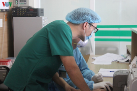 Hai bác sĩ mắc Covid-19 có thể lây từ bệnh nhân khi đặt nội khí quản