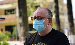 Bộ đội ở khu cách ly dùng Google dịch giao tiếp với Tây bằng 15 thứ tiếng