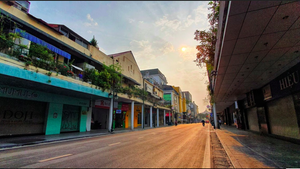 Ảnh: Quán xá đóng cửa, phố phường Hà Nội ngủ yên giữa mùa dịch