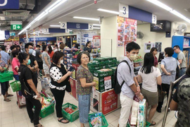 Covid-19: Singapore phạt tù người cố tình đứng gần nhau