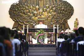 Cận cảnh nhà thờ Thái Hà phát livestream thánh lễ ngăn Covid-19 