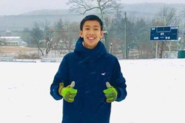 Du học sinh bán đấu giá tranh, quyên góp 55 triệu đồng chống dịch Covid-19